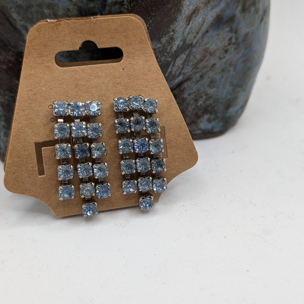 Gorgeous Vintage baby blue screw back triple dangle earrings‎
